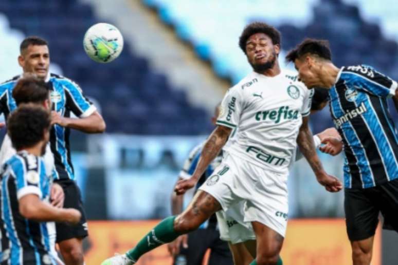 Luiz Adriano perdeu o duelo no alto e viu o Palmeiras sofrer o empate no sul (Foto: Lucas Uebel/Grêmio)