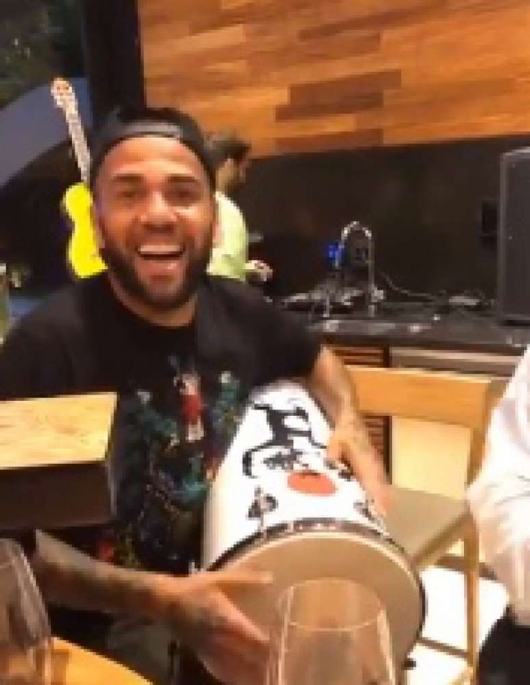 DANIEL Alves realizou pagode em casa no último domingo (Reprodução/@DaniAlvesD2)