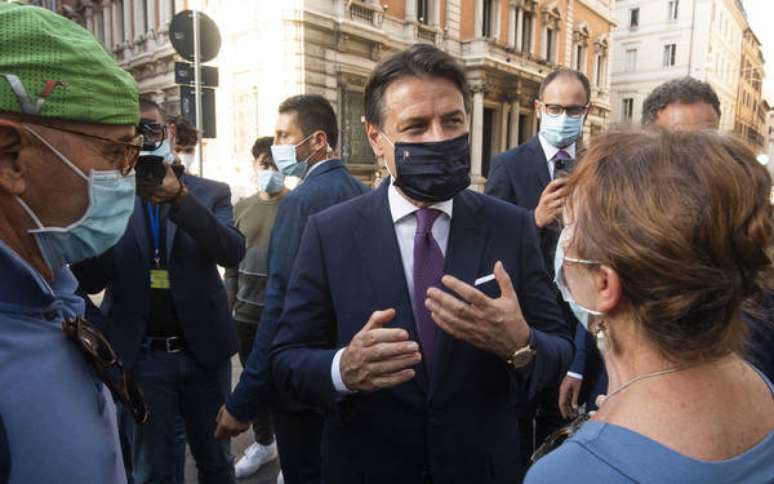Giuseppe Conte conversa com cidadãos ao voltar para o Palácio Chigi, em Roma
