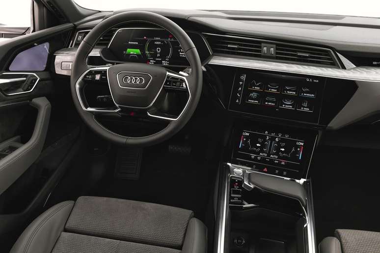 Interior do Audi E-tron Sportback é todo digital: ele traz duas grandes telas de 10,1” e 8,6”. 