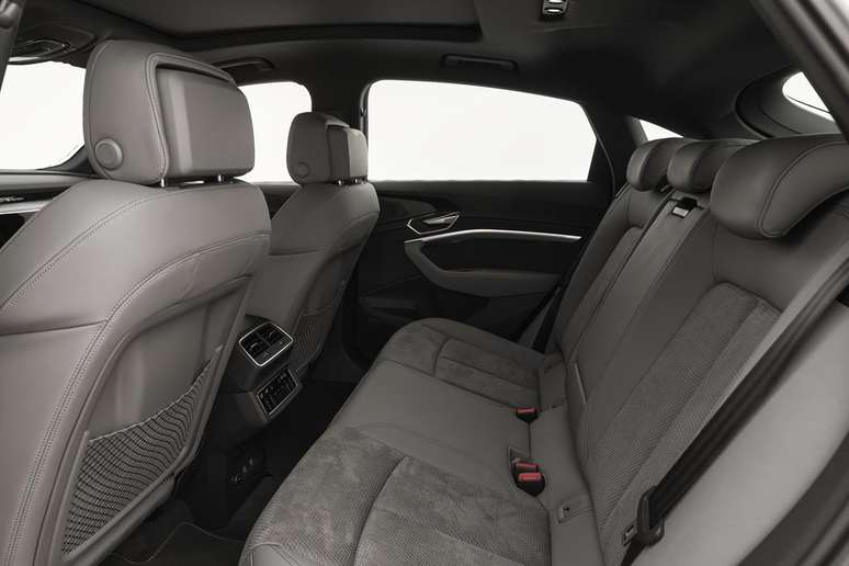 Passageiro do meio no banco de tr&aacute;s n&atilde;o precisa sofrer com o t&uacute;nel central, pois o carro el&eacute;trico n&atilde;o utiliza eixo card&atilde;.