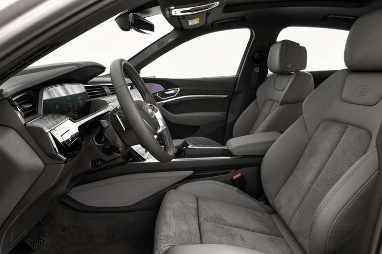 Interior do Audi Etron-Sportback Performance Black.