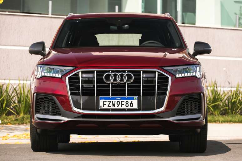 Audi Q7 agora tem a grade octogonal que estreou no Q8: preço parte de R$ 414.990.