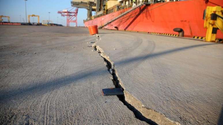 Uma rachadura no píer de Pohang revela força do terremoto de novembro de 2017, que feriu mais de 100 pessoas