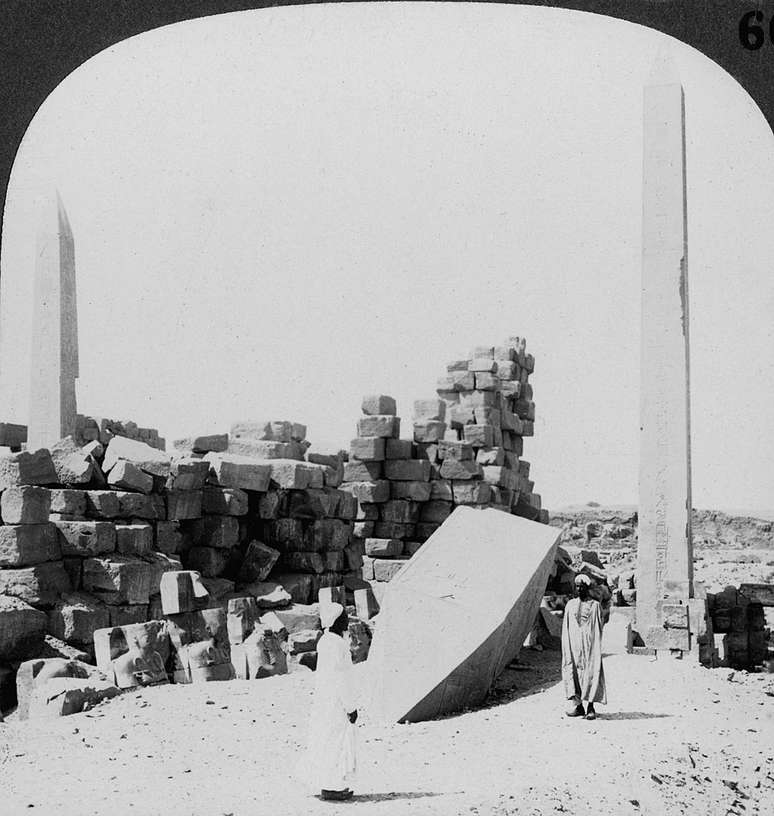 Foto de 1905 vem acompanhada de descrição que diz: 'Obelisco mais alto do Egito, no templo de Karnak... erguido pela filha de Tutemés (...) frequentemente chamada de Hatshepsut'