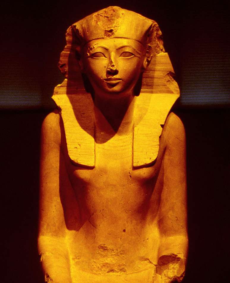 Quando Hatshepsut passou de regente a faraó, sua imagem começou a se transformar; aqui, ela ainda aparece com traços femininos, mas também com um nemés, o símbolo dos reis, na cabeça