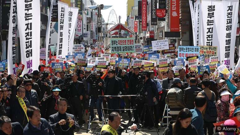 Manifestantes exigem indenização por danos causados pelo terremoto de novembro de 2017 em Pohang