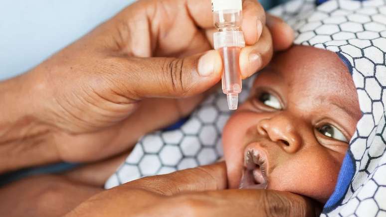 A poliomielite foi recentemente anunciada como erradicada na África após um longo programa de vacinação