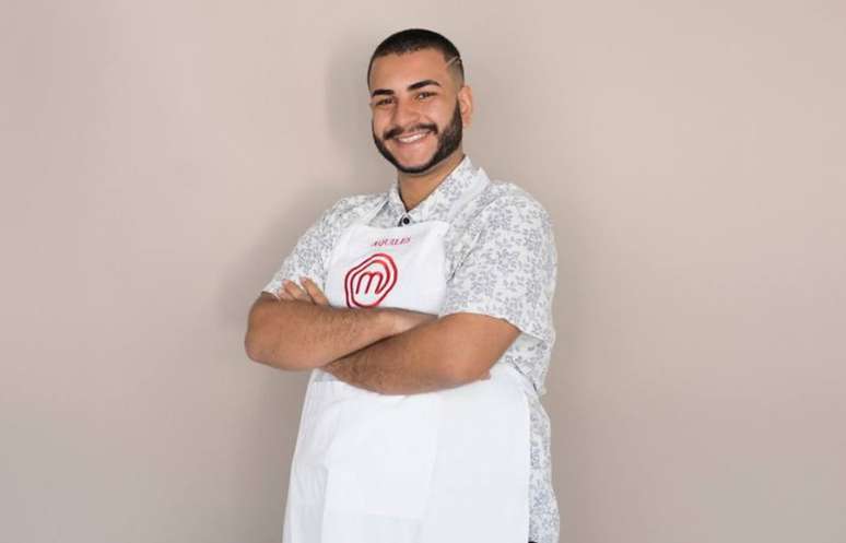 Aos 19 anos, Aquiles cozinha para m&atilde;e e irm&atilde;s desde que era adolescente. Trabalha com log&iacute;stica. &nbsp;