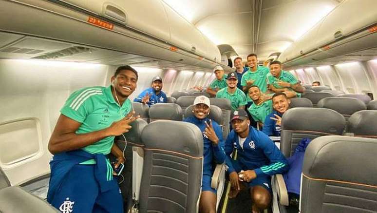 Jogadores do Flamengo no avião que trouxe a delegação de volta do Equador