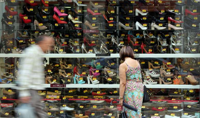 Consumidor em loja de sapatos em São Paulo.  REUTERS/Paulo Whitaker