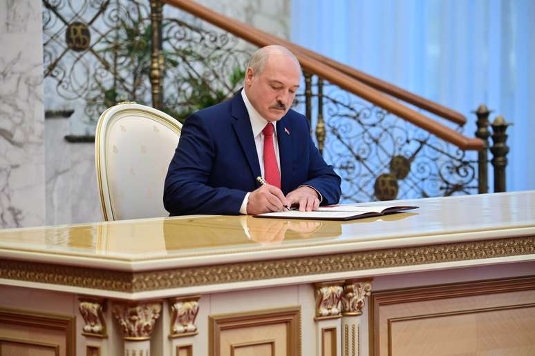 Presidente de Belarus, Alexander Lukashenko, assina documento durante cerim&ocirc;nia de posse
23/09/2020
Andrei Stasevich/BelTA/Handout via REUTERS