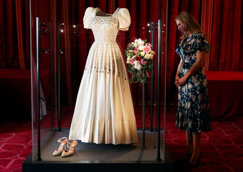 Princesa Beatrice observa seu vestido de noiva, exibido no Catelo de Windsor
23/09/2020
Steve Parsons/PA Wire/Pool via REUTERS
