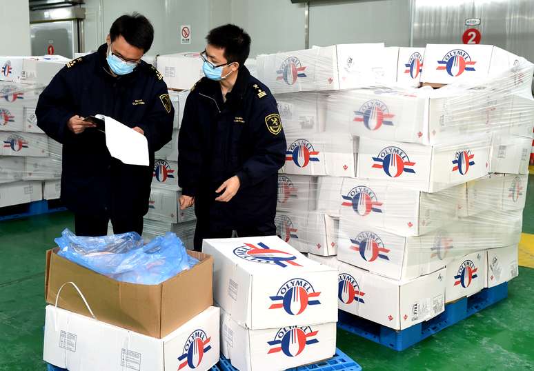 Funcionários de alfândega em Yiwu, na China, inspecionam carne suína importada do Canadá 
15/05;2018
REUTERS/Stringer