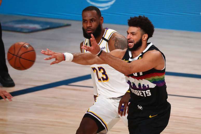 Jamal Murray é observado por LeBron James