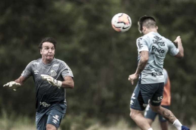 Cuca "brincou" no gol com elenco no treino da última segunda-feira (21), no Rio de Janeiro (Foto: Ivan Storti/Santos FC)