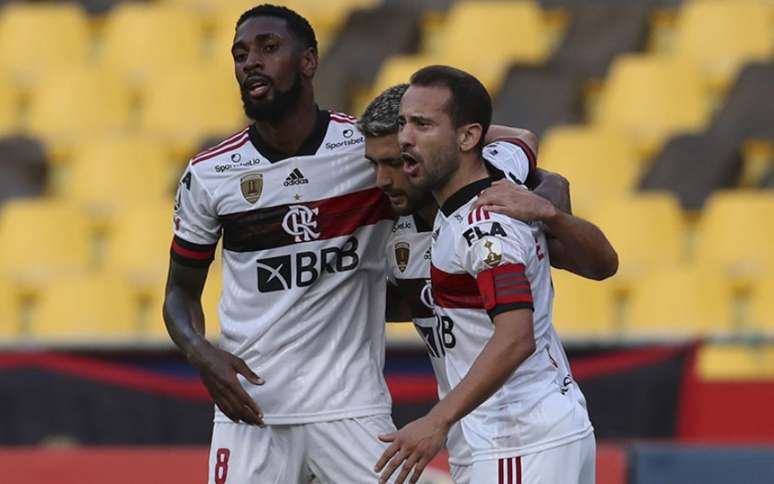 Jogadores comemoram vitória do Flamengo (Foto: AFP)