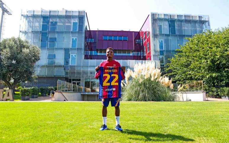 Ansu Fati tem contrato com o Barcelona até junho de 2022 (Foto: Divulgação / Site oficial do Barcelona)