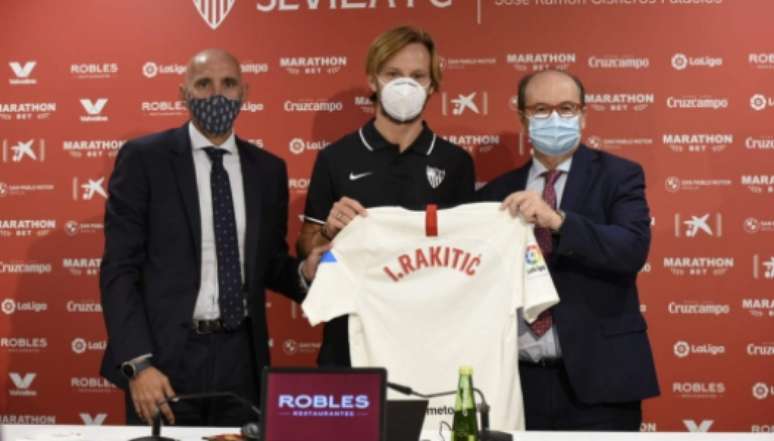 Rakitic assinou até 2024 com o Sevilla (Foto: Divulgação / Sevilla)