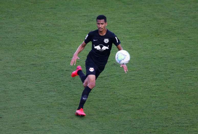 Weverson briga com a titularidade na lateral com Edimar e vem jogando bem (Foto: Divulgação/Red Bull Bragantino)