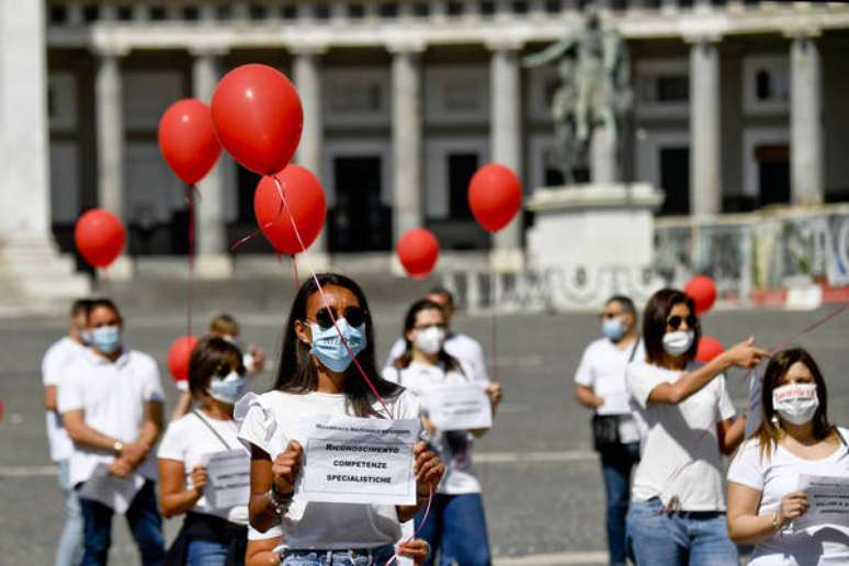 Flash mob de trabalhadores da saúde em Nápoles, sul da Itália