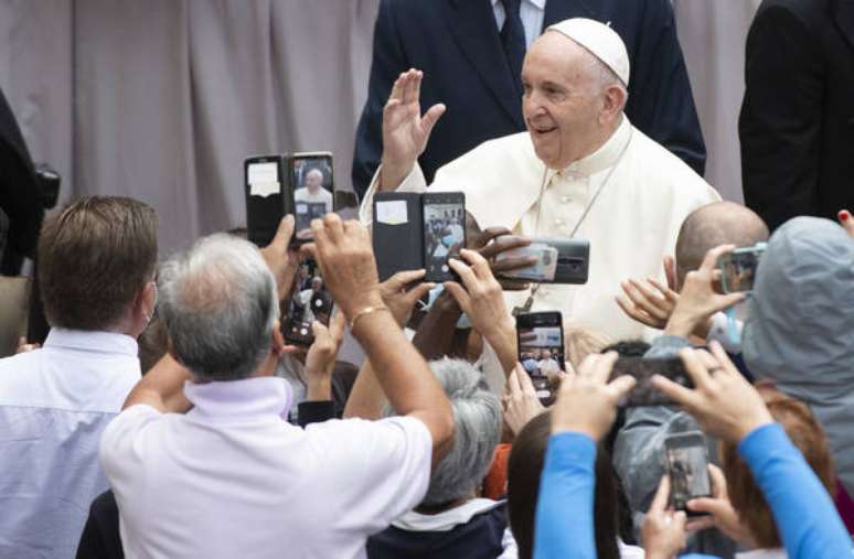 Papa Francisco cumprimenta fiéis em audiência geral