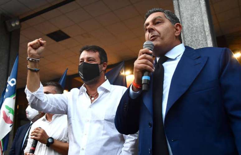 Giovanni Toti (direita) em comício com Matteo Salvini