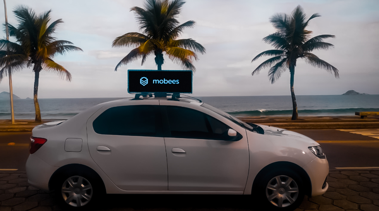 A startup de marketing Mobees, desde julho deste ano, já instalou pelo menos 200 placas de LED em 100 carros na capital carioca