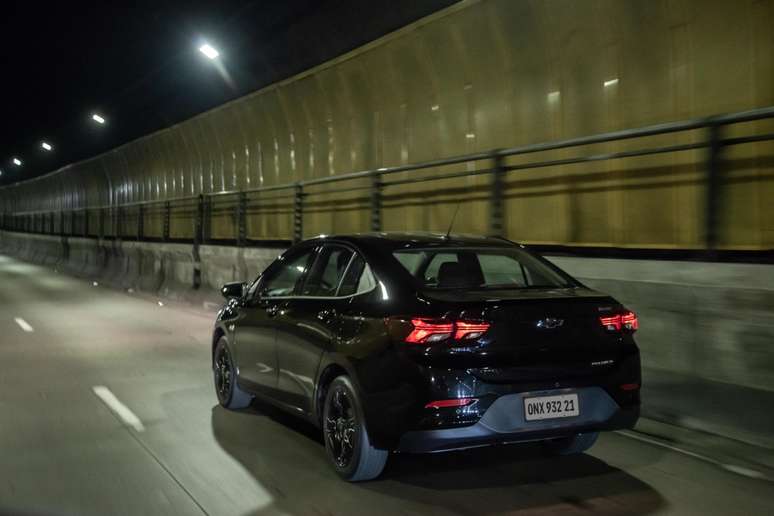 O conceito de carro todo preto confere elegância e sofistificação ao Onix Plus.