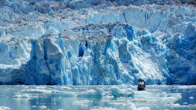 A maioria das geleiras em regiões temperadas do mundo e ao longo da península da Antártida está diminuindo