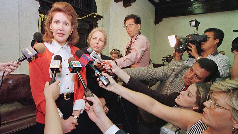 Em 1997, as empresas de cigarro tiveram de pagar US$ 350 milh&otilde;es em um acordo de um processo coletivo feito por comiss&aacute;rias de bordo que haviam desenvolvido c&acirc;ncer de pulm&atilde;o e outras doen&ccedil;as, como fumantes passivas