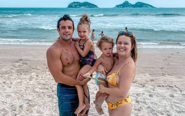 Mariana Bridi com Rafael Cardoso e seus filhos.