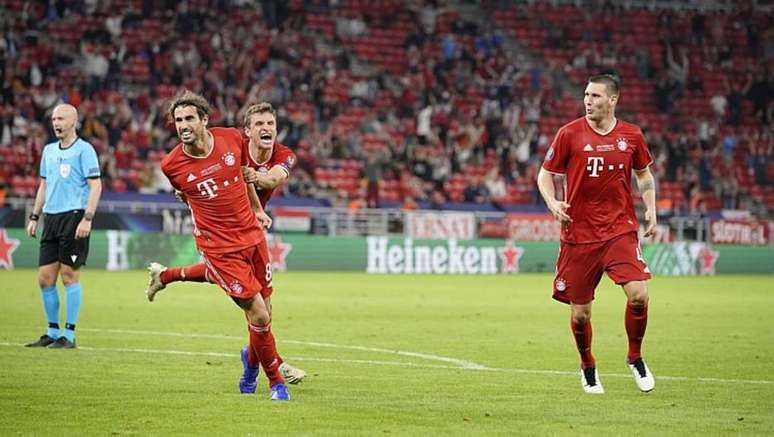 Javi Martínez comemora após marcar o gol do título do Bayern na prorrogação