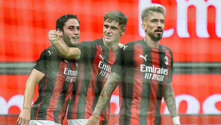 Lorenzo Colombo (centro) comemora o gol do Milan em vitória pela Liga Europa
