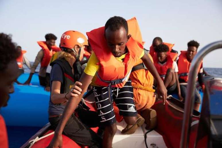 Refugiados resgatados pelo navio Alan Kurdi, em foto de arquivo