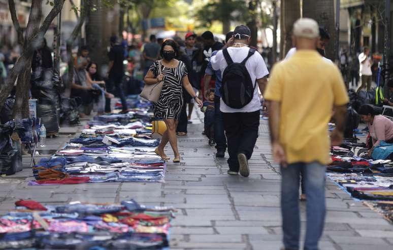 Pessoas caminham entre ambulantes no Rio de Janeiro. REUTERS/Ricardo Moraes