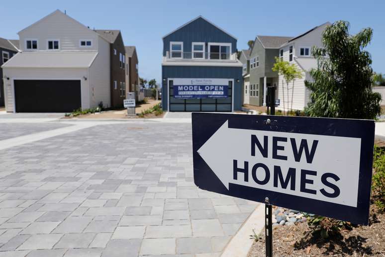 Casas unifamiliares recém-construídas são exibidas à venda em Encinitas, Califórnia, EUA, em 31 de julho de 2019. REUTERS/Mike Blake