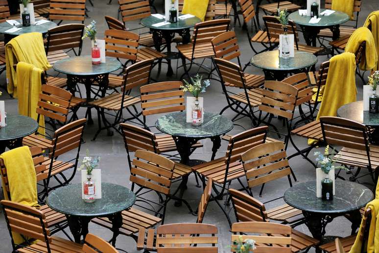 Terraço vazio de um restaurante no distrito de Covent Garden, em Londres, Inglaterra. 13 de março de 2020. REUTERS/Simon Dawson