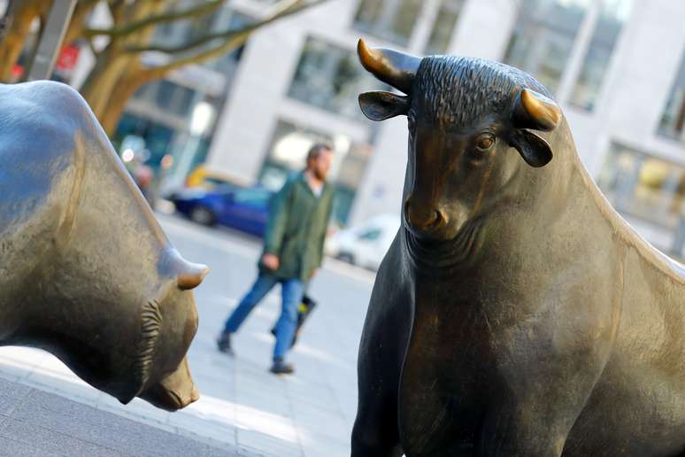 O touro e o urso, símbolos de ativos em alta e em baixa, em frente à bolsa da Alemanha, em Frankfurt
25/03/2020
REUTERS/Ralph Orlowski