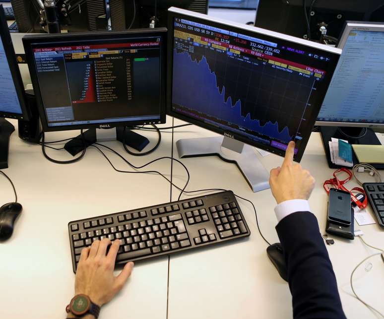 Operador indica tela com cotações durante sessão da bolsa de valores de São Paulo 
24/06/2016
REUTERS/Paulo Whitaker