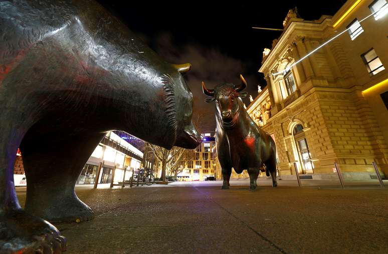 Estátuas do touro e do urso, símbolos de mercado acionário em alta e em baixa. 12/2/2019.  REUTERS/Kai Pfaffenbach