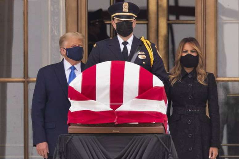 Presidente dos EUA prestou homenagem junto com Melania Trump