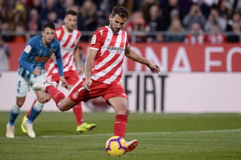 Stuani em ação pelo Girona, contra o Atlético de Madrid, no Campeonato Espanhol (Foto: AFP)