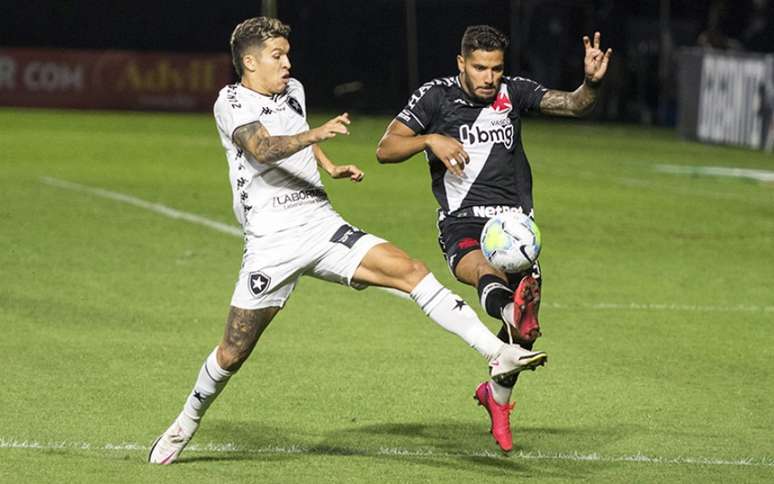 Partida em São Januário teve divididas fortes, mas poucos lances de perigo (Foto: DELMIRO JUNIOR/PHOTO PREMIUM)