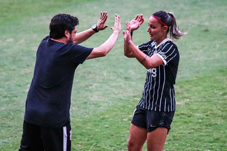 Arthur Elias e Giovanna Crivelari comemoram um dos gols do Timão (Foto: João Normando/Twitter Corinthians)