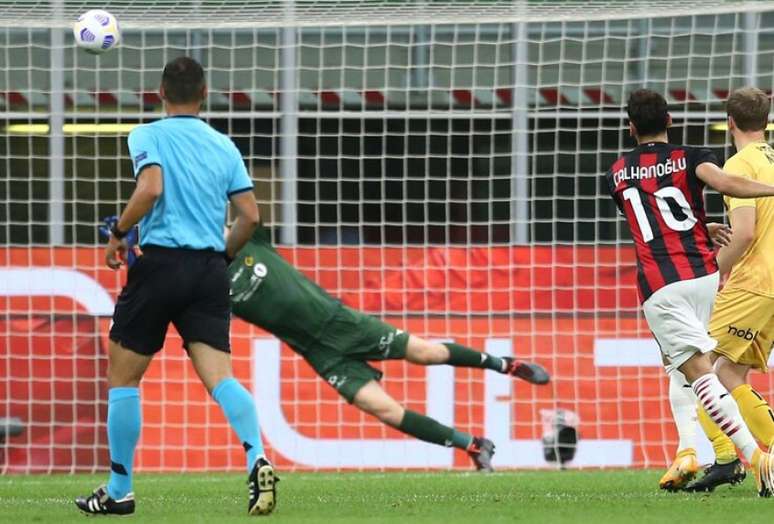 Çalhanoglu acertou belo chute no ângulo para igualar o placar no primeiro tempo (Divulgação/Milan)