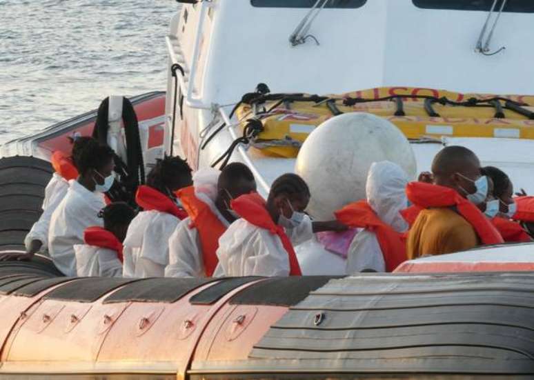 Migrantes resgatados pela Guarda Costeira da Itália, em 30 de agosto