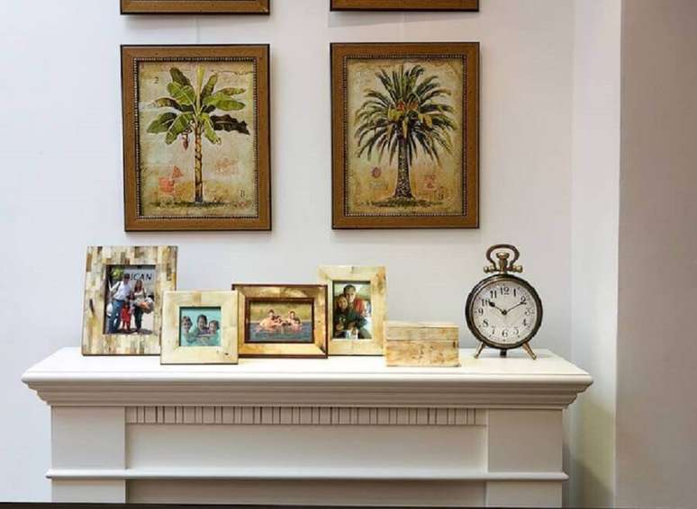 2. Decora&ccedil;&atilde;o com rel&oacute;gio antigo e moldura para fotos de madeira &ndash; Foto: Conex&atilde;o Decor