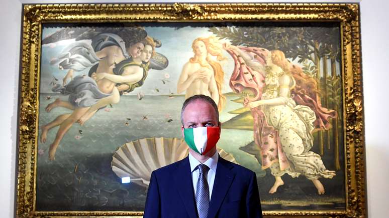 Distanciamento social estrito e uso obrigatório de máscaras faciais estão em vigor nos museus e galerias da Itália