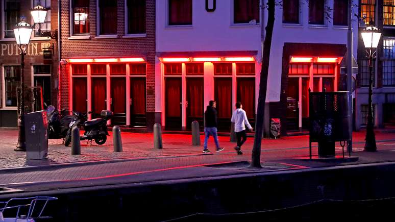 Bares, cafés e restaurantes holandeses devem observar distanciamento social na Holanda
